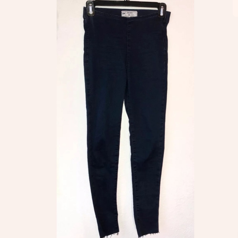 FREE PEOPLE: Frayed Hem Jeggings (24; Dark Wash)